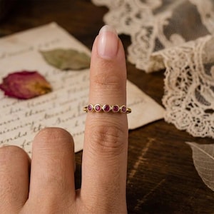 14K Gold Natürliches Rubin Band - Minimalistischer Stapelring - Juli Geburtsstein Schmuck