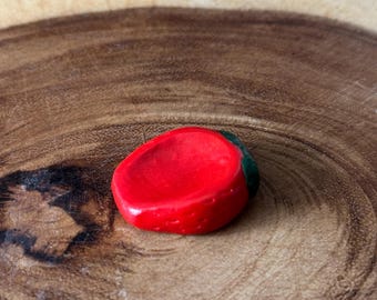 Pierre d'inquiétude à la fraise faite main, compagnon calmant en pâte polymère