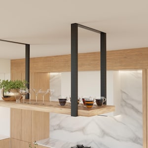 Könnte beinhalten: Ein modernes Küchendesign mit einem Holzregal, das von der Decke durch schwarze Metallstützen abgehängt ist. Das Regal zeigt Glaswaren, Tassen und eine dekorative Pflanze in einem Metalltopf. Die Küche hat helle Holzschränke und eine Marmorarbeitsplatte.