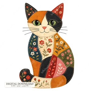 Puede incluir: Una ilustración de gato con diseño de patchwork y varios patrones florales en tonos naranja, negro, crema, rojo y rosa. El gato tiene ojos verdes, nariz rosa y contornos cosidos visibles que separan las diferentes secciones de tela.