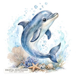 Könnte beinhalten: Eine Aquarellillustration eines blauen Delfins, der nach oben schwimmt und von Blasen umgeben ist. Unter dem Delfin befinden sich ein beigefarbener Seestern, eine Muschel und Korallenriffelemente. Der Text DIGITAL DOWNLOAD 8 JPG 4096 x 4096 PX steht unten.