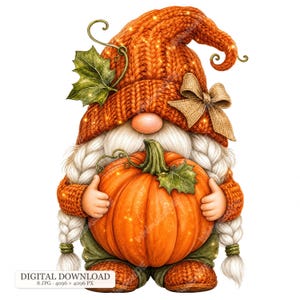 Könnte beinhalten: Eine Wichtel-Illustration mit einer großen orangefarbenen Strickmütze, einer Juteschleife und einem grünen Blatt, weißem geflochtenem Haar und einer runden Nase. Der Wichtel hält einen großen orangefarbenen Kürbis. Text: DIGITAL DOWNLOAD 8 JPG 4096 x 4096 PX.