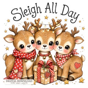 Könnte beinhalten: Eine digitale Illustration von drei braunen Rehen mit großen Augen und rosigen Wangen, die rot-weiß gemusterte Schals mit goldenen Glöckchen tragen. Der Text Sleigh All Day steht darüber, umgeben von einem Geschenk und goldenen Sternen.