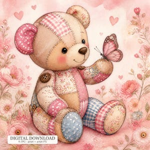 Könnte beinhalten: Ein Patchwork-Teddybär mit rosa, blauen und beigen Stoffmustern, braunen Knopfakzenten und einem rosa Schmetterling auf einer Pfote. Der Bär ist von rosa Blumenillustrationen und kleinen Herzen auf einem zartrosa Hintergrund umgeben.