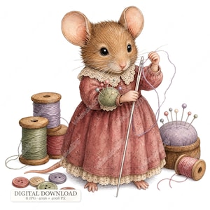 Könnte beinhalten: Eine braune Maus in einem altrosa Kleid mit Spitzenkragen hält eine große Nähnadel mit violettem Faden. Daneben stehen hölzerne Garnrollen in Grün, Violett und Rosa, ein Nadelkissen mit Stecknadeln sowie verstreute Knöpfe.