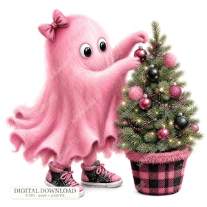Könnte beinhalten: Eine flauschige, rosa Geisterfigur mit einer Schleife auf dem Kopf und schwarzen Turnschuhen schmückt einen kleinen Weihnachtsbaum. Der Baum ist mit rosa und schwarzen Kugeln, Lichtern und Perlen verziert und steht in einem rosa-schwarz karierten Stofftopf.