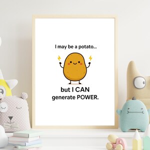 Op de afbeelding: Een ingelijste print met een cartoon aardappel karakter met een glimlach en bliksemschichten. De tekst luidt: "Ik ben misschien een aardappel... maar ik KAN stroom opwekken."