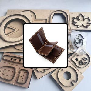 Puede incluir: Cartera de cuero marrón abierta, mostrando ranuras para tarjetas y cierre de botón a presión. Rodeada de diversas formas de corte de madera, incluyendo círculos, una hoja de arce y otras formas geométricas, probablemente para manualidades.