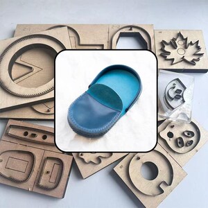 Könnte beinhalten: Ein blauer Lederschuh mit türkisfarbenem Innenraum liegt vor verschiedenen Holzstanzformen. Die Stanzformen umfassen ein Ahornblatt, Kreise und andere geometrische Formen, wahrscheinlich für das Handwerk.