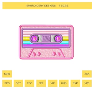 Puede incluir: Diseño de cinta de casete bordada en rosa con estética retro. El diseño presenta una mezcla de colores pastel, incluyendo rosa, morado, amarillo y azul. El texto "EMBROIDERY DESIGNS 4 SIZES" está en la parte superior. Opciones de formato de archivo debajo.
