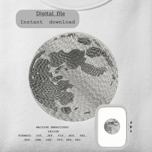 Może przedstawiać: Biała bluza z obszernym, szarym haftowanym wzorem księżyca. Nad księżycem znajduje się napis "Digital file, Instant download". Pod księżycem znajduje się napis "MACHINE EMBROIDERY DESIGN" i formaty haftu.