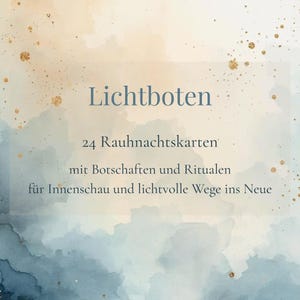 Könnte beinhalten: Eine Karte mit dem Wort "Lichtboten" in hellblauer Schrift. Die Karte hat einen Aquarellhintergrund mit Blau-, Gold- und Beigetönen. Der Text darunter lautet "24 Rauhnachtskarten mit Botschaften und Ritualen für Innenschau und lichtvolle Wege ins Neue."