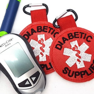 &quot;Dies ist eine Rucksäcke &quot;&quot;Diabetic Bedarf&quot;&quot; Etikett in rot, weiß.&quot;