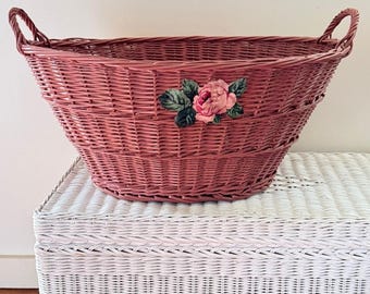 Vintage rosa rottingkorg med blommig rosapplikation dubbla handtag 61 x 30 cm tvätt