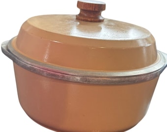 Olla de hierro fundido Vintage Club de aluminio con tapa, color oro cosecha y pomo de madera color canela.