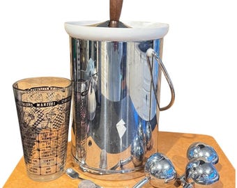 Set vintage Kromex Chrome con secchiello per il ghiaccio, shaker e versatori, prodotto negli Stati Uniti.