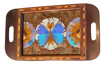 Bandeja de servir de madera con incrustaciones de alas de mariposa brasileñas vintage, estilo marquetería.