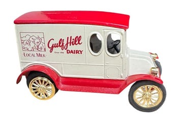 Hucha con forma de camión de leche local Gulf Hill Dairy, marca Ertl, de metal fundido, color rojo y blanco, estilo vintage de 1992.