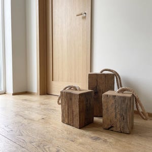 Handmade weathered French oak doorstop - solid wood block with rope handle for interiors, styling and home decor bild 12