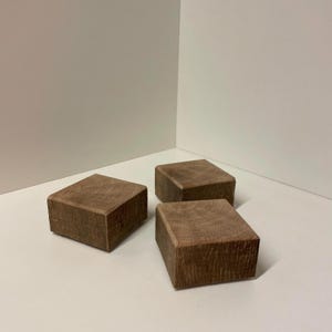 Juego de pedestales de roble envejecido hechos a mano de 5 cm de altura: base de madera maciza, soporte de exhibición natural o para proyectos de bricolaje (10x10x5cm)