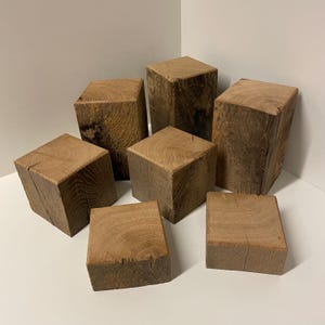 Mały, ręcznie wykonany klocek z postarzanego dębu, idealny na cokół, podest, ekspozycję lub do samodzielnego montażu (10 x 10 cm x wysokość niestandardowa)