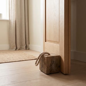 Handmade weathered French oak doorstop - solid wood block with rope handle for interiors, styling and home decor bild 11