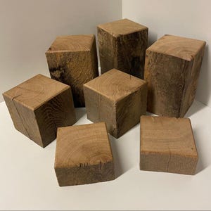 Pedestal de bloque de roble envejecido hecho a mano, elevador de madera maciza natural, soporte de exhibición o para proyectos de bricolaje (10 x 10 cm x alturas personalizadas)