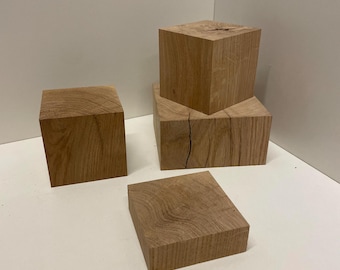Könnte beinhalten: Eine Sammlung von vier hellbraunen Holzblöcken mit sichtbarer Maserung. Das Set besteht aus einem hohen rechteckigen Block, einem quadratischen Block, einer flachen quadratischen Basis und einem mittleren rechteckigen Block mit natürlicher Holzstruktur.