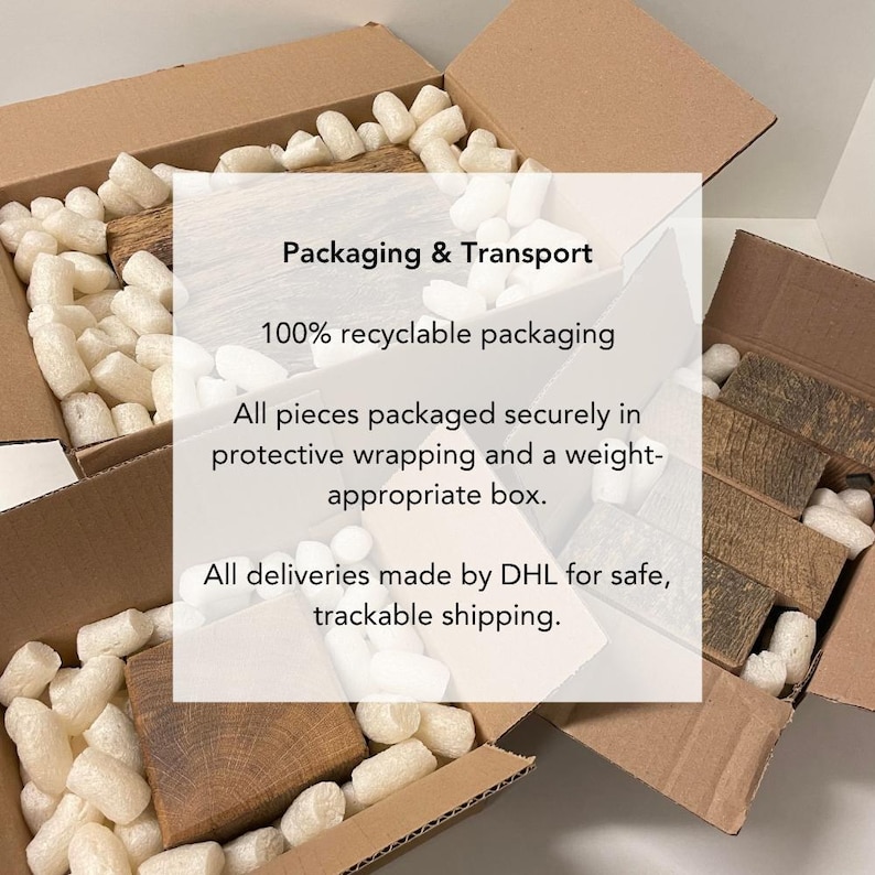 Pu&ograve; includere: Due scatole di cartone marrone aperte riempite con patatine di imballaggio in schiuma bianca e blocchi di legno rettangolari. Il testo recita: Packaging & Transport, 100% recyclable packaging, All pieces packaged securely in protective wrapping and a weight-appropriate box. All deliveries made by DHL for safe, trackable shipping.
