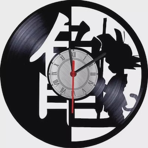 Könnte beinhalten: Schwarze Vinyl-Schallplattenuhr mit einer Silhouette einer Figur und japanischen Schriftzeichen. Das Zifferblatt hat römische Ziffern und einen roten Sekundenzeiger. Ein einzigartiges Dekorationsstück.