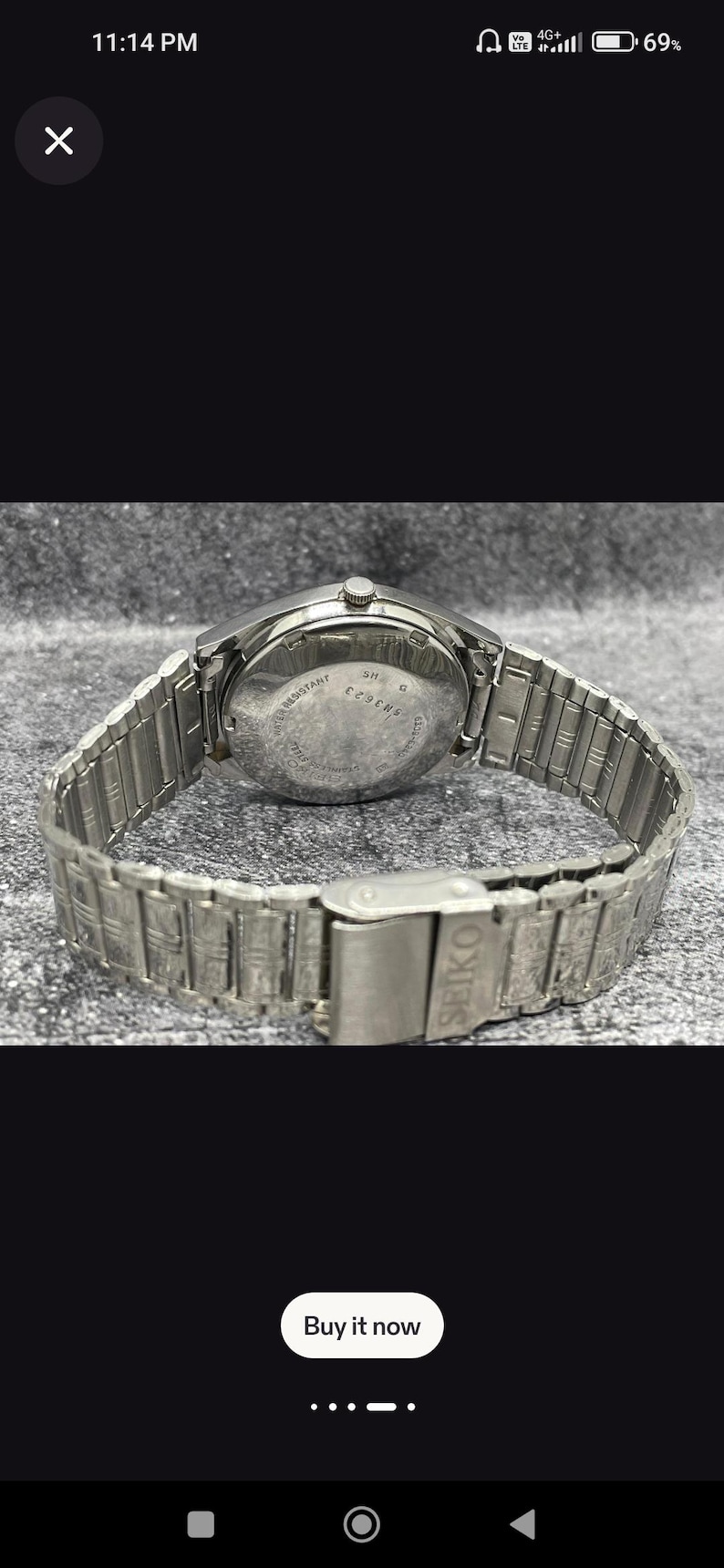 Puede incluir: Un reloj de pulsera Seiko plateado con una correa de acero inoxidable. La esfera del reloj es visible, mostrando el nombre de la marca y otros detalles. La correa es de estilo eslabones con cierre de hebilla. El reloj es resistente al agua.