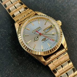 Reloj de pulsera automático Citizen vintage con esfera dorada, 21 rubíes, calibre 8200, fecha y día. Caja redonda.