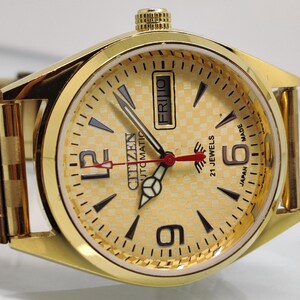 Reloj automático Citizen vintage: esfera dorada, correa chapada en oro, calibre 8200 de 21 rubíes, fecha y día.