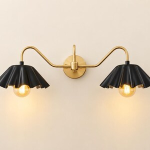 Handgjord dubbel vägglampa i massiv mässing, räfflad snäckskallampa, badrumslampa i art déco-stil i mitten av århundradet