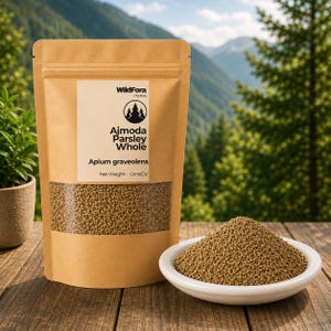 Puede incluir: Una bolsa de papel marrón etiquetada como WildFora Herbs Ajmoda Parsley Whole Apium graveolens con una ventana transparente que muestra pequeñas semillas marrones. Junto a la bolsa hay un cuenco de cerámica blanca con las mismas semillas sobre madera.