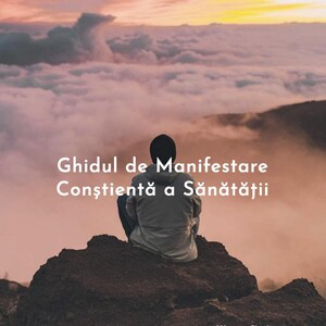 Op de afbeelding: Een persoon zit op een rotsachtige top en kijkt naar een zonsondergang boven een zee van wolken. De afbeelding bevat witte tekst: "Ghidul de Manifestare Conștientă a Sănătății" en de naam van de auteur, Mircea Chelu.