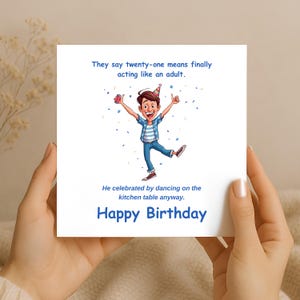以下が含まれることがあります： 青い文字で「They say twenty-one means finally acting like an adult. He celebrated by dancing on the kitchen table anyway. Happy Birthday.」と書かれた正方形のグリーティングカード。中央にはパーティーハットをかぶった人物の漫画イラストが描かれています。