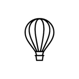 Op de afbeelding: Een zwart-witte lijntekening van een heteluchtballon. De ballon heeft een afgeronde bovenkant met verticale strepen en een rechthoekige mand aan de onderkant. De afbeelding staat op een witte achtergrond.