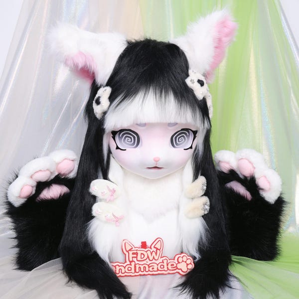 Kigurumi Gatinho Preto e Branco KIG Fursuit Cabeça com Franja Reta Olhos Espirais de Desenho Animado Presilhas de Cabelo de Pelúcia em Formato de Estrela Luvas de Pata Pretas Presente para Cosplay
