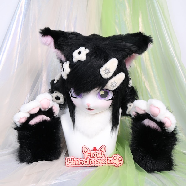 Cabeça de fursuit de gato preto estilo KIG, máscara de pele sintética macia, design sem capacete, olhos roxos de desenho animado com pelo no pescoço, doce e divertido, feito à mão.