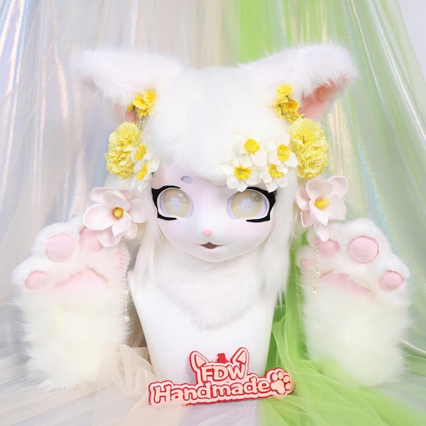 Kigurumi de gatinho branco com cabeça de pelúcia, olhos de desenho animado, pescoço com pele sintética de raposa, presilhas de cabelo florais e luvas brancas com patas. Ideal para cosplay.