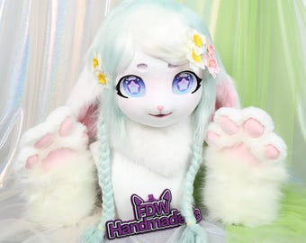 Disfraz de conejo trenzado Kigurumi con cabeza de estrella azul, orejas caídas de piel blanca aguamarina, pinzas para el pelo con flores, guantes a juego y pata.