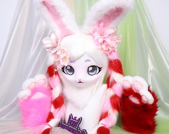 Cabeza de conejito blanco Kigurumi con ojos trenzados de dibujos animados, pinzas florales y guantes de dos tonos para cosplay de Kemono.