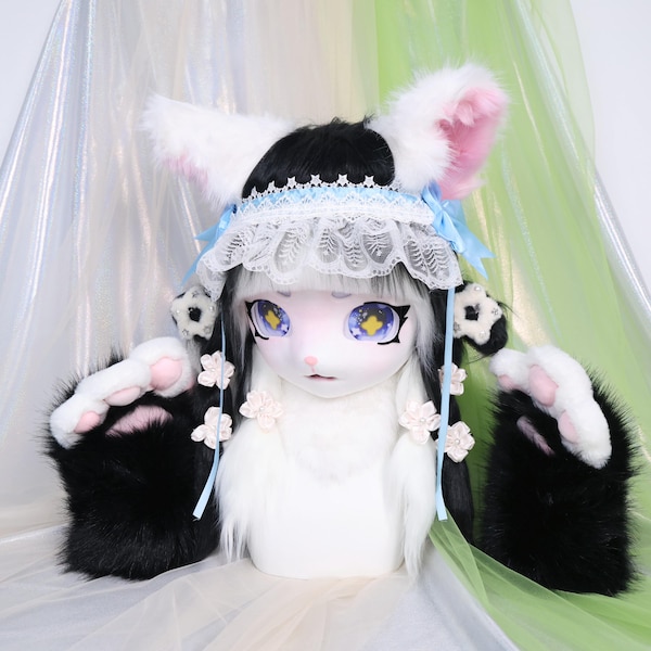 Kigurumi de gatinho preto e branco com cabeça, olhos azuis de desenho animado, tiara de renda, presilhas de cabelo em formato de estrela e luvas pretas em formato de pata. Ideal para cosplay.