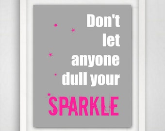 Könnte beinhalten: Gerahmter Kunstdruck mit grauem Hintergrund und dem Text "Don't let anyone dull your SPARKLE" in Weiß und Pink. Pinkfarbene Sternchen-Akzente sind über dem grauen Hintergrund verstreut. Der Druck befindet sich in einem weißen Rahmen.