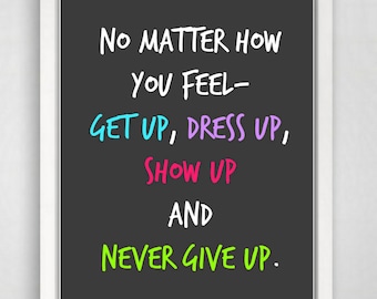 Könnte beinhalten: Ein gerahmter Druck mit schwarzem Hintergrund und weißem Text, der lautet: "NO MATTER HOW YOU FEEL - GET UP, DRESS UP, SHOW UP AND NEVER GIVE UP." Die Wörter "GET UP", "DRESS UP", "SHOW UP" und "NEVER GIVE UP" sind in Blau, Lila, Pink und Grün.