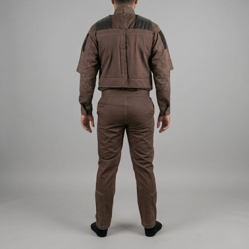 Op de afbeelding: Een set van drie keramische mokken met een gespikkelde, matte afwerking. De mokken zijn in cr&egrave;me, lichtgrijs en donkergrijs. Elke mok heeft een eenvoudig, minimalistisch ontwerp.