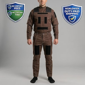 Op de afbeelding: Een bruin beschermend pak met zwarte vulling op de schouders, borst en knie&euml;n. Het pak bestaat uit een top met lange mouwen en een broek. De afbeelding toont ook twee schilden met tekst: "NO IMPORT FEES, NO CUSTOMS TAX" en "WORLDWIDE DUTY-PAID SHIPPING."