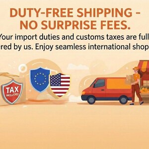 Op de afbeelding: Illustratie met de tekst "DUTY-FREE SHIPPING - NO SURPRISE FEES." Een pakket met een "TAX INCLUDED" schild, schilden met de EU- en Amerikaanse vlaggen, een rode bestelwagen en een marktkraam met producten.