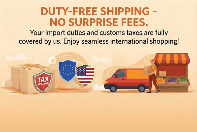 Op de afbeelding: Illustratie met de tekst "DUTY-FREE SHIPPING - NO SURPRISE FEES." Een pakket met een "TAX INCLUDED" schild, schilden met de EU- en Amerikaanse vlaggen, een rode bestelwagen en een marktkraam met producten.
